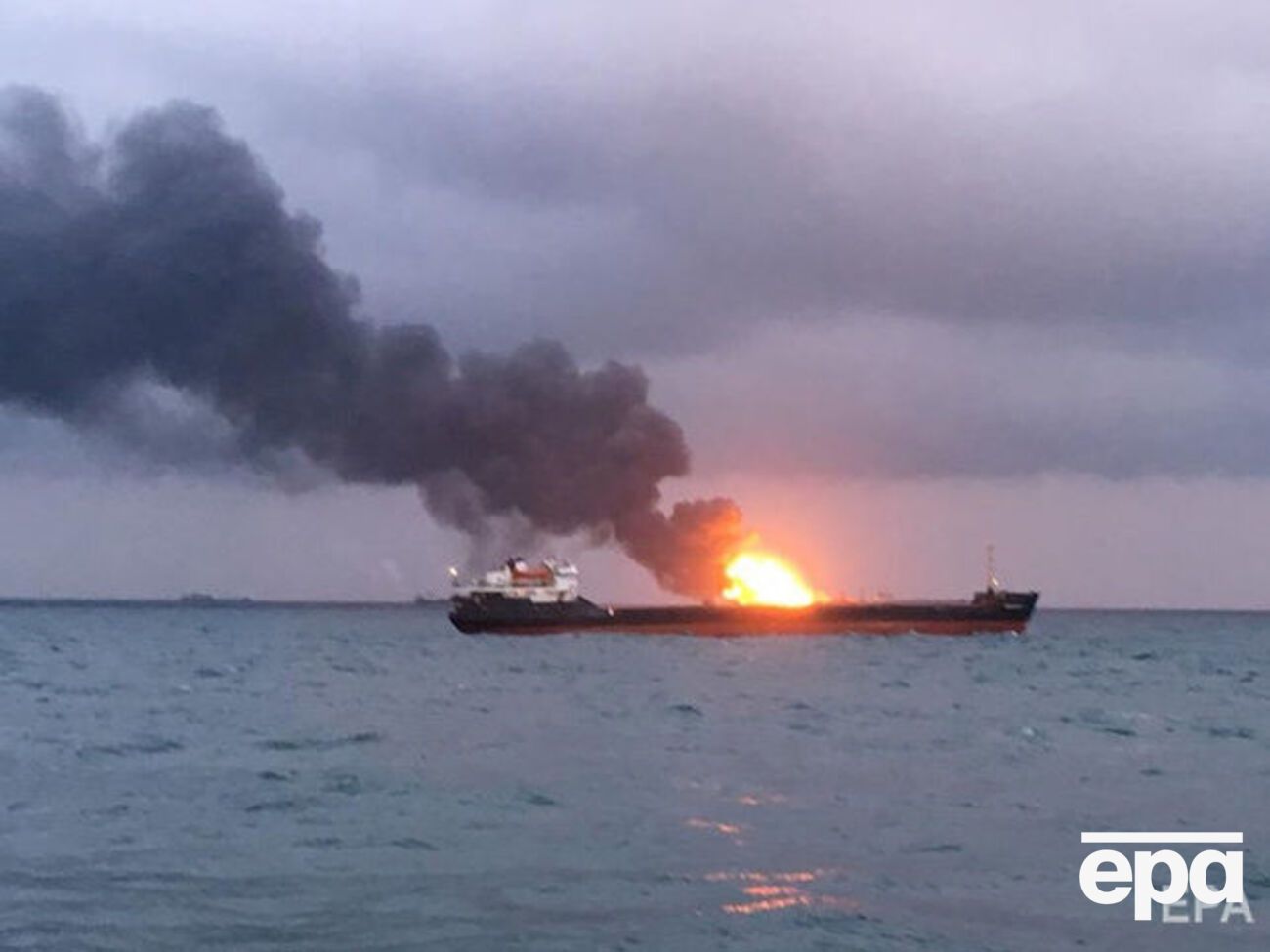 Горят суда Candy и Maestro