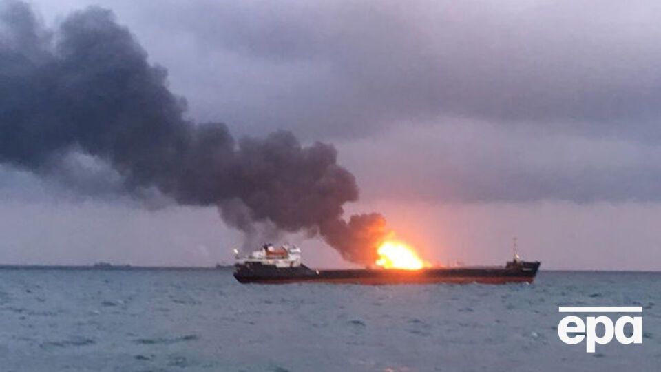 Горят суда Candy и Maestro