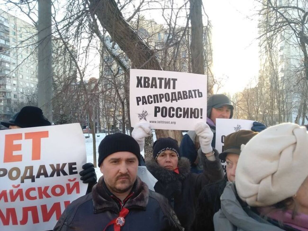 Пикет проводится в связи с приездом в Россию японского премьера