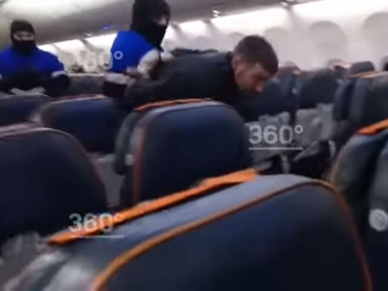 Затриманого вивели з літака люди в масках