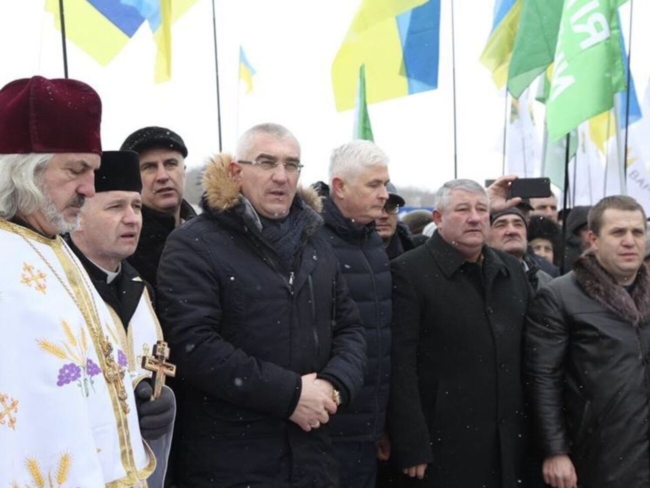 Присутствующие почтили минутой молчания всех погибших за свободу Украины