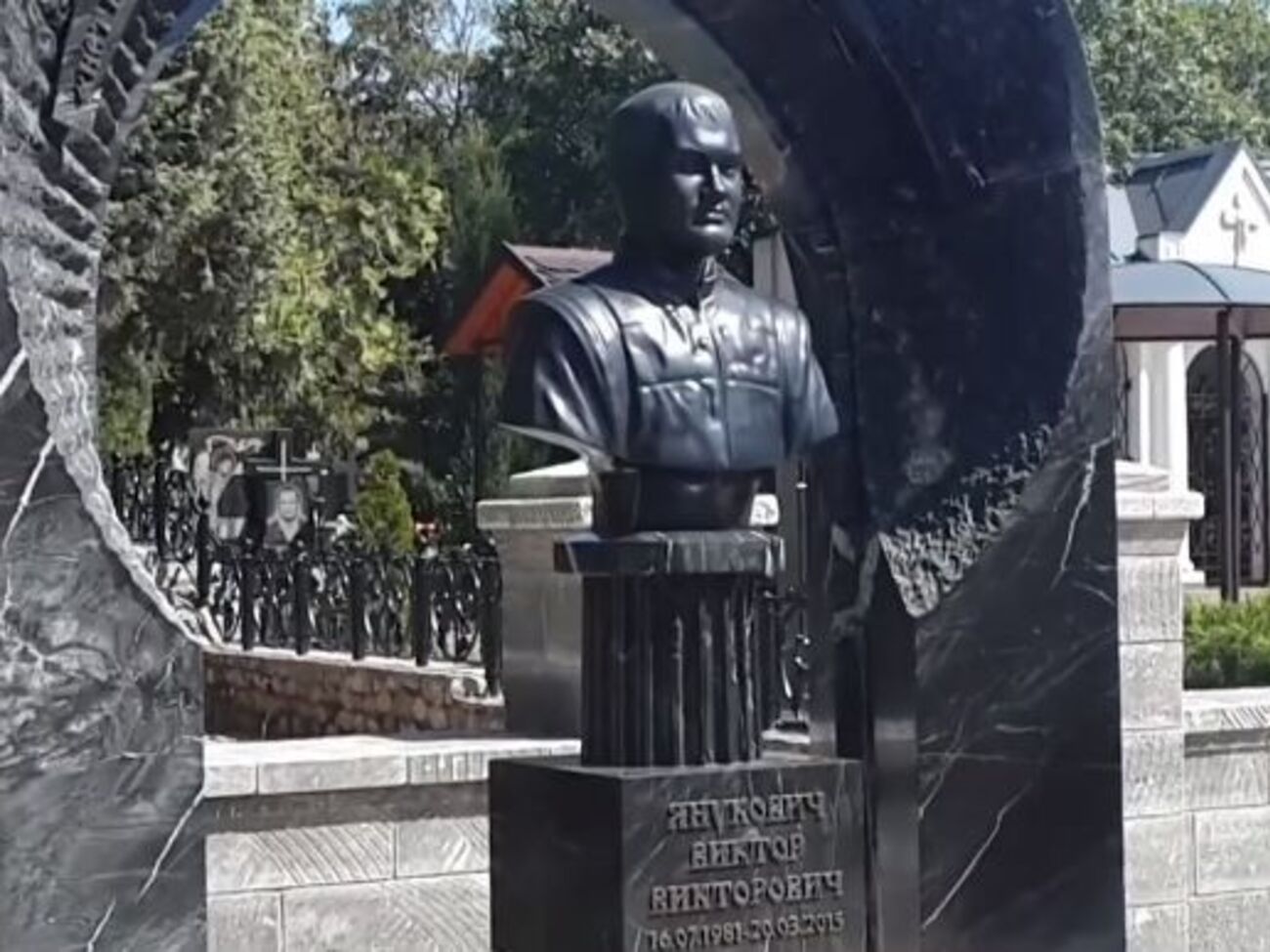 Янукович-младший похоронен на братском военном кладбище в&nbsp;аннексированном Севастополе