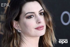 Хэтэуэй: Я прекратила пить на период, пока мой сын живет со мной в одном доме