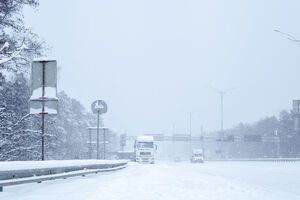 На маршрутах общественного транспорта в Киеве из-за снега и гололеда введено оперативное положение