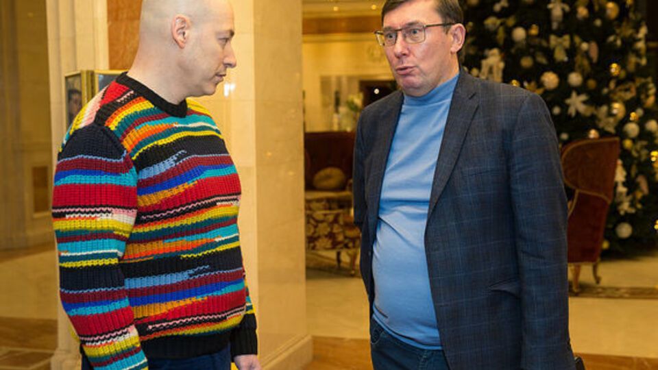 Луценко: Можна заїхати у два полки спецпризначення, у яких не було навіть парашутів, і запитати, хто їх повністю укомплектував