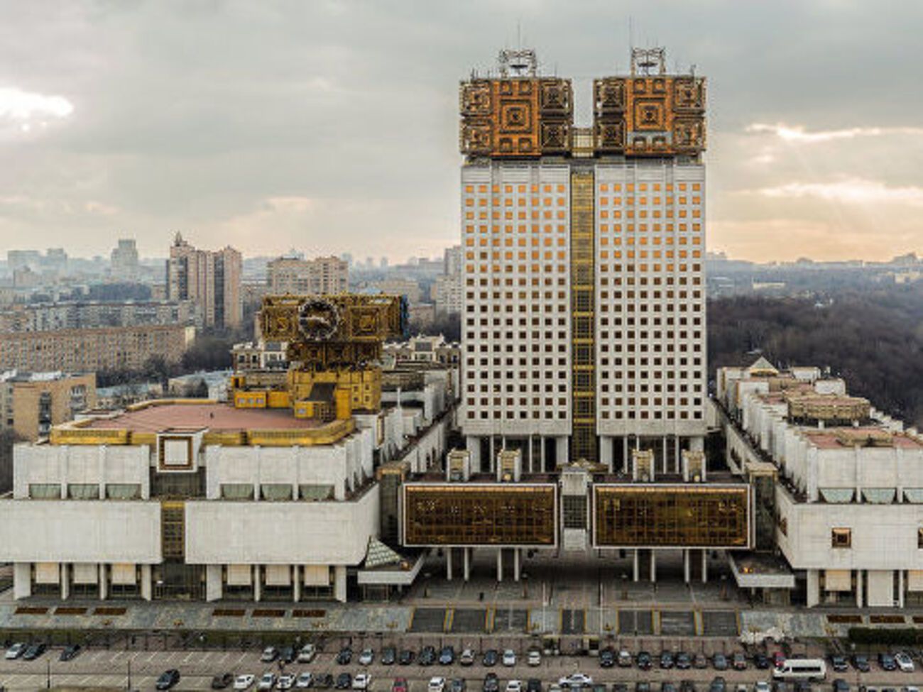 В 2014 году из устава РАН исчезло положение, позволяющее присуждать звание почетного профессора не только ученым