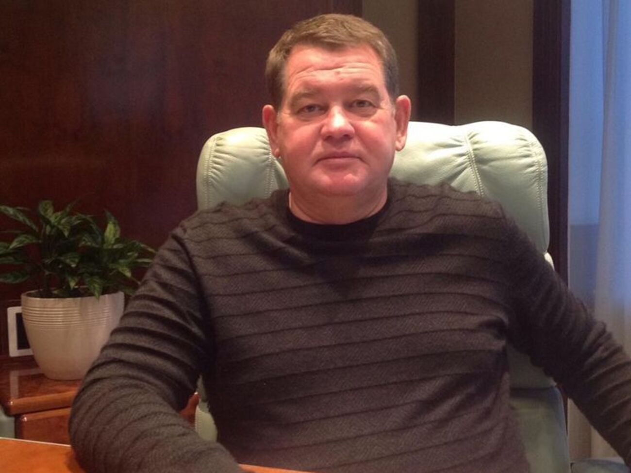 Було б непогано люструвати всіх, хто на засіданні РНБО в Криму не підтримав надзвичайного стану, і зняти цих зрадників із президентської гонки