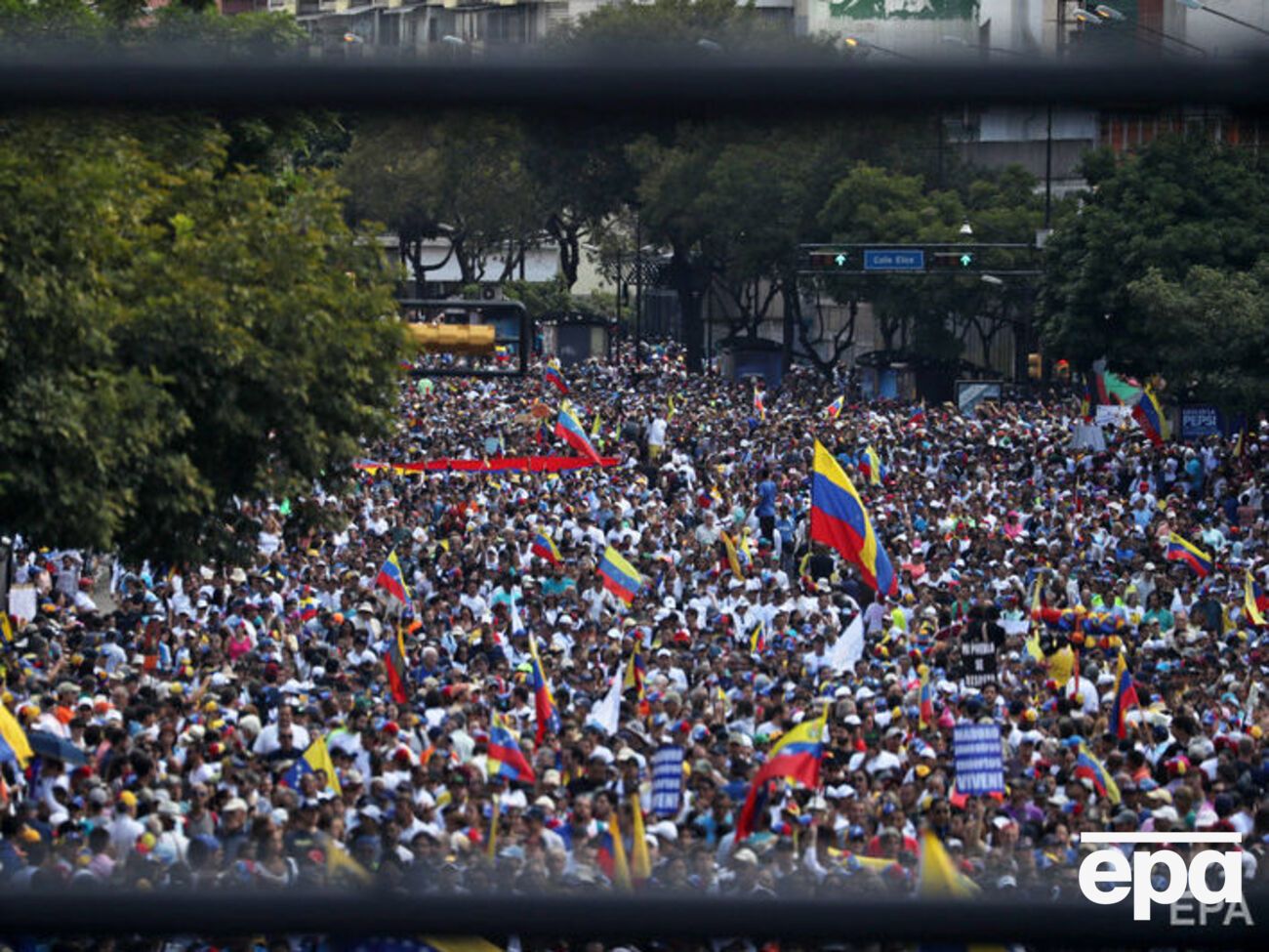 У Венесуелі десятки тисяч людей протестують проти Мадуро. Фоторепортаж