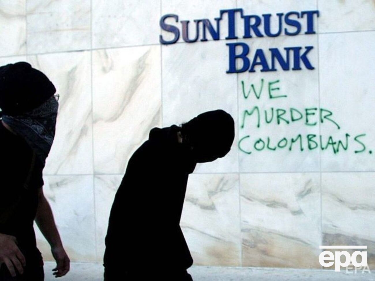 В банке SunTrust&nbsp;произошла перестрелка с захватом заложников