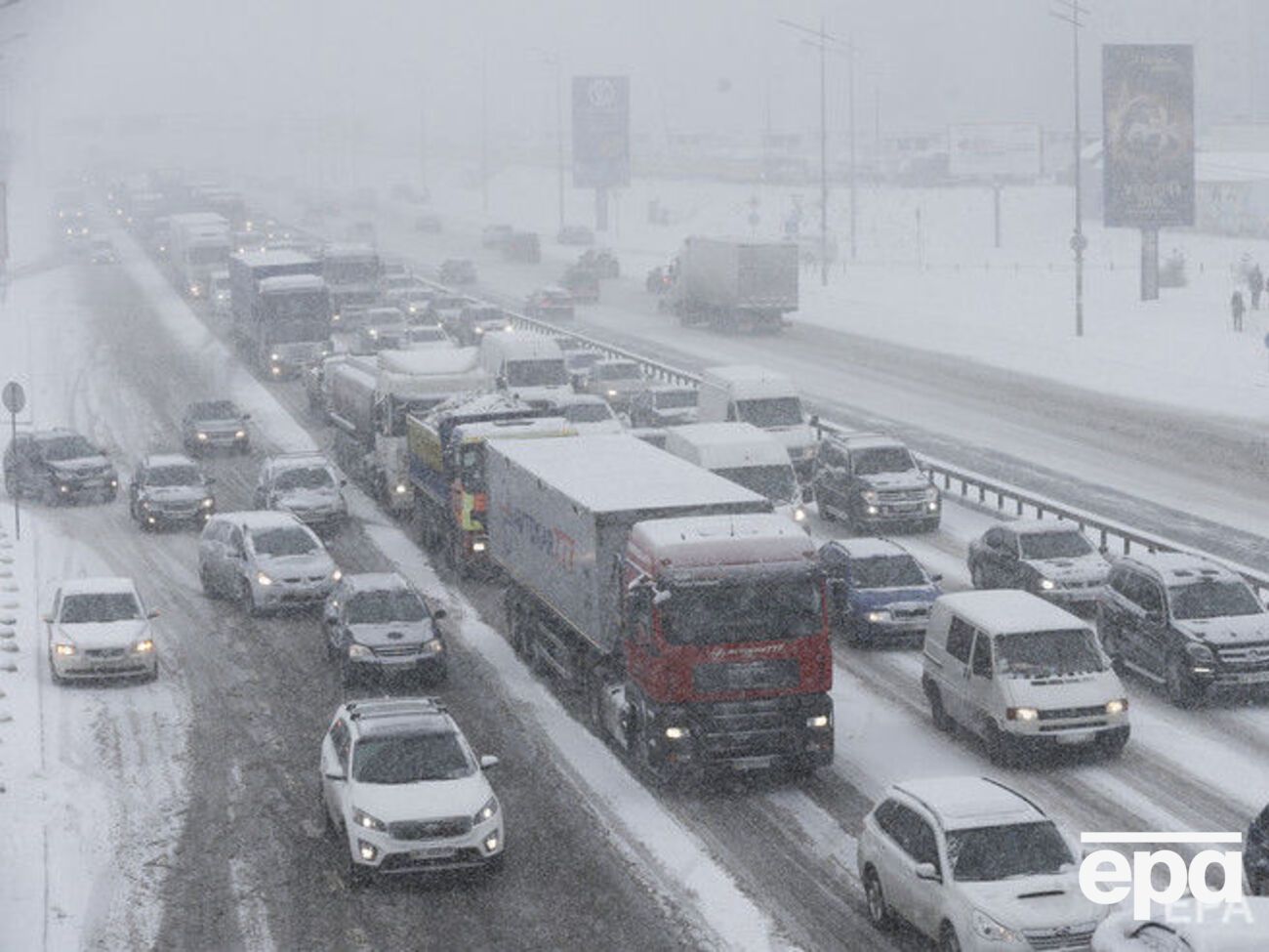 Из-за непогоды в Украине 23 января в ряде регионов страны был&nbsp;закрыт проезд для большегрузного транспорта