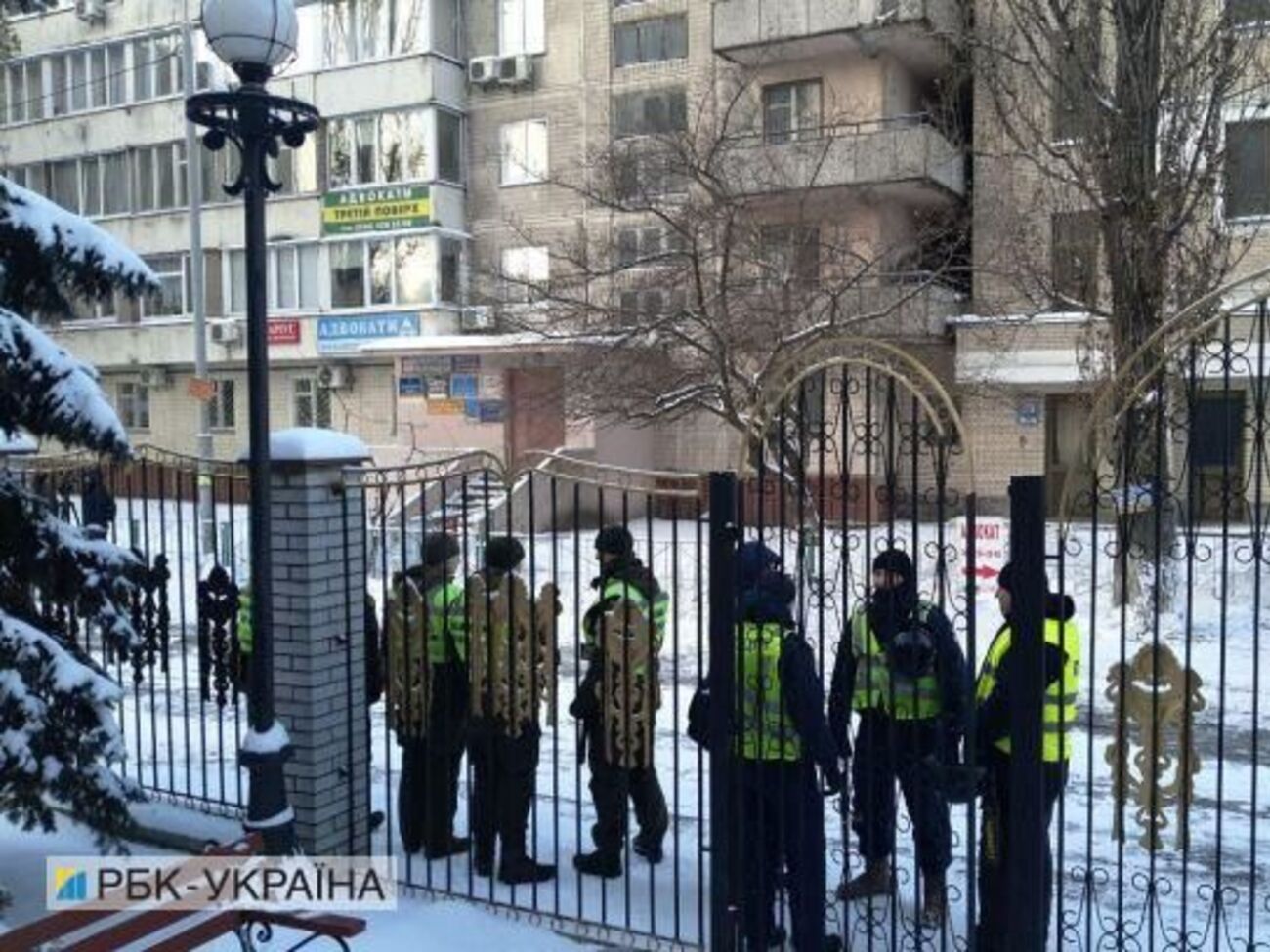 На вході в будівлю чергують патрульні поліцейські