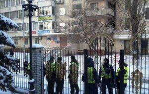 На вході в будівлю чергують патрульні поліцейські