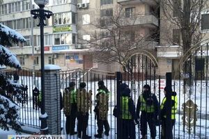 На входе в здание дежурят патрульные полицейские