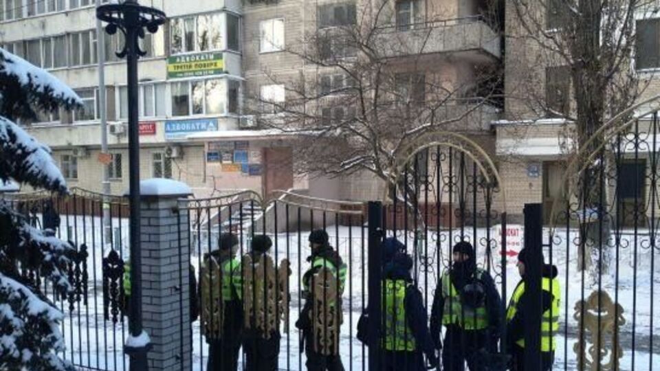 На вході в будівлю чергують патрульні поліцейські