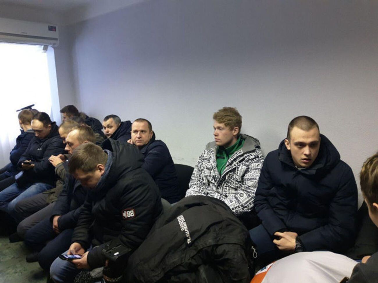 На запитання, хто вони, чоловіки дають однакову відповідь: "Громадянин України"