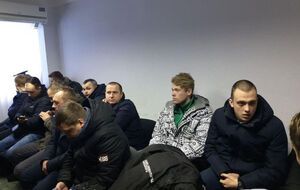На запитання, хто вони, чоловіки дають однакову відповідь: "Громадянин України"