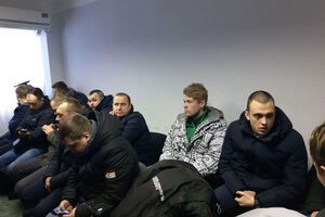 На запитання, хто вони, чоловіки дають однакову відповідь: "Громадянин України"