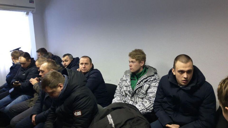 На запитання, хто вони, чоловіки дають однакову відповідь: "Громадянин України"