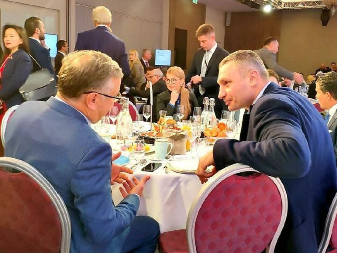 Место Порошенко за столом №10 занял мэр Киева Виталий Кличко