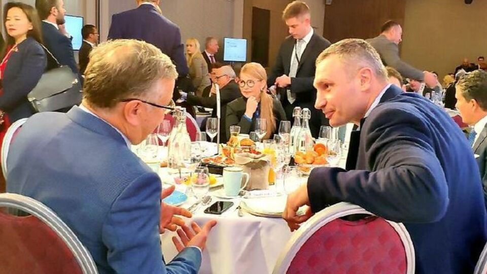 Место Порошенко за столом №10 занял мэр Киева Виталий Кличко