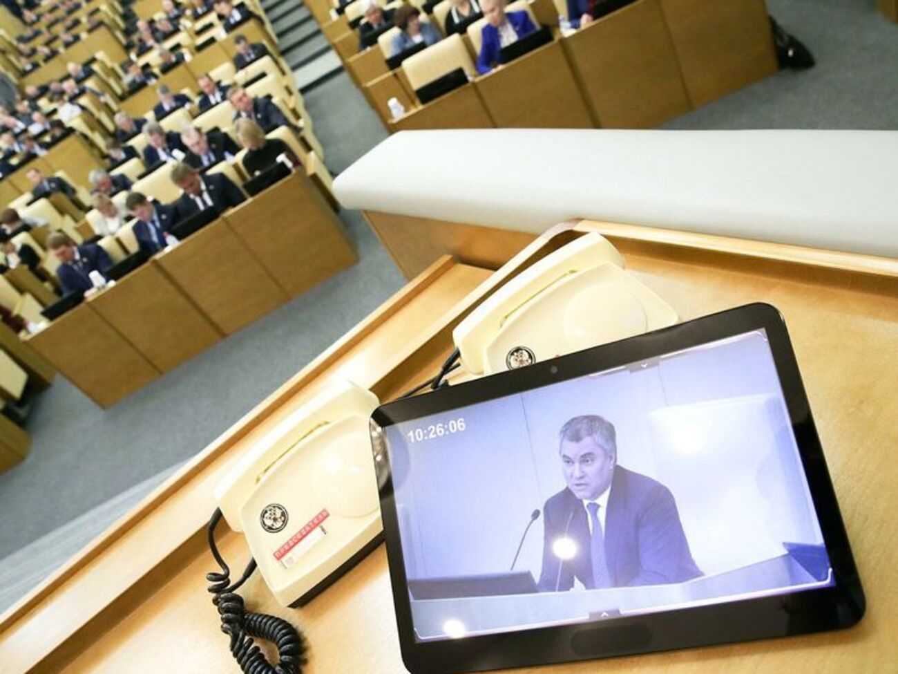 Госдума проголосовала в первом чтении законопроекты об ответственности за фейковые новости и неуважение к власти