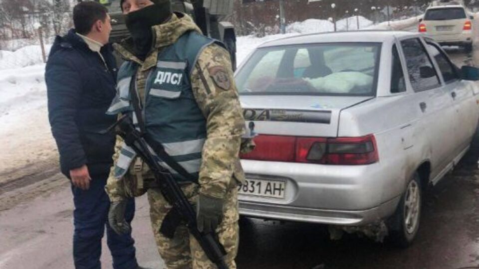 Силовики временно блокировали проезд по некоторым дорогам