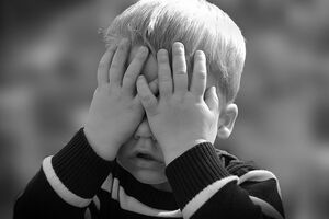 Мальчик после инцидента продолжает находиться в семье вместе с матерью