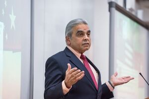 Мабубани: Людей не волнует, что завтра могут прийти российские танки. Их больше волнуют африканские мигранты