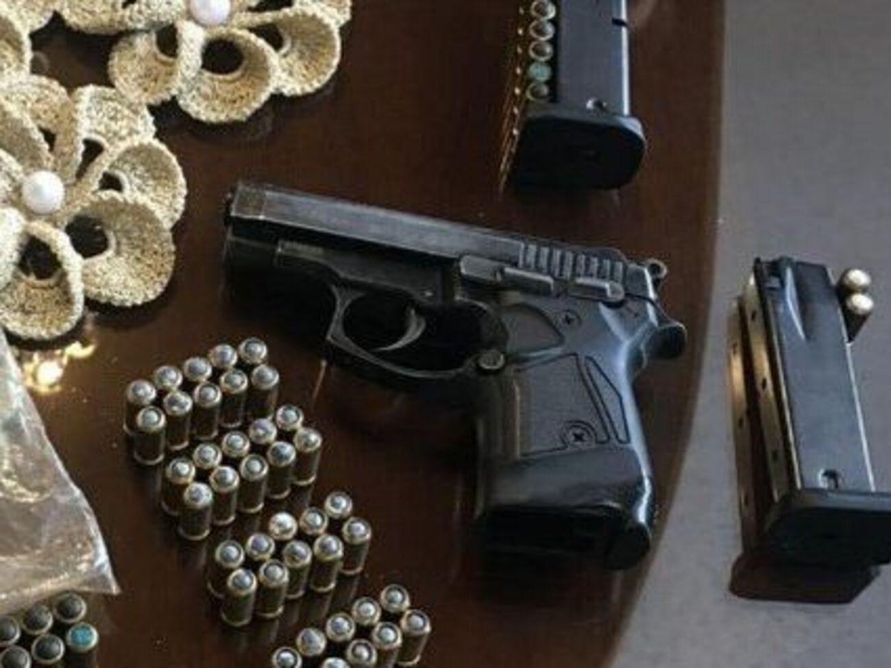 Во время обысков выявлены холодное и огнестрельное оружие, средства связи, табачные изделия, валюта и другие доказательства незаконной деятельности, заявил Слободян