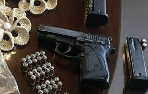 Під час обшуків виявлено холодну і вогнепальну зброю, засоби зв'язку, тютюнові вироби, валюту та інші докази незаконної діяльності, заявив Слободян