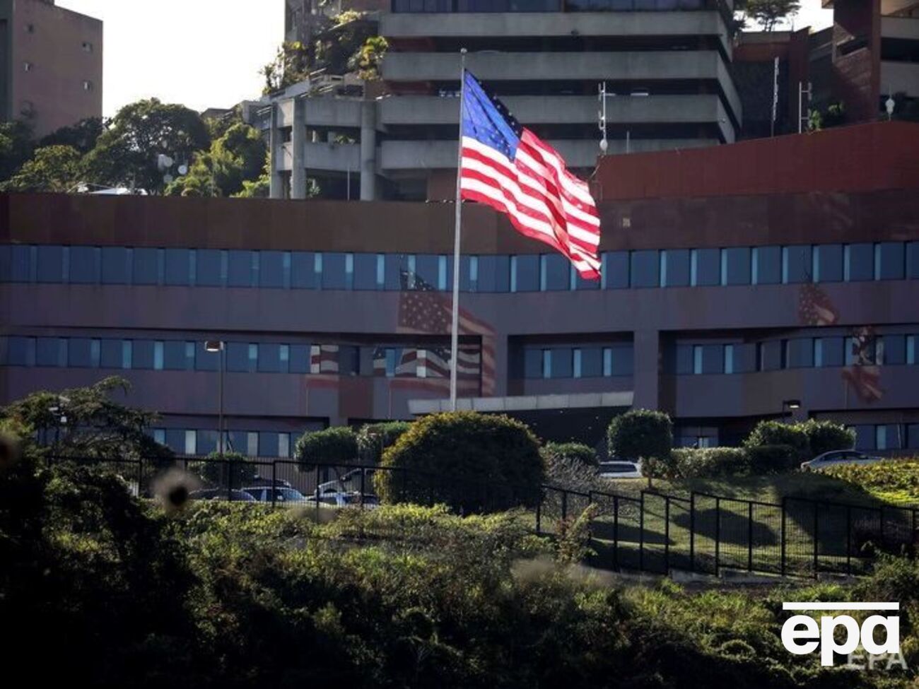 Посольство в Каракасі і далі працюватиме