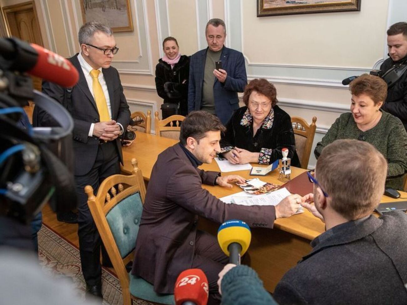 Зеленський приніс документи у ЦВК