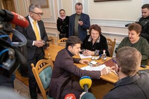 Зеленський приніс документи у ЦВК