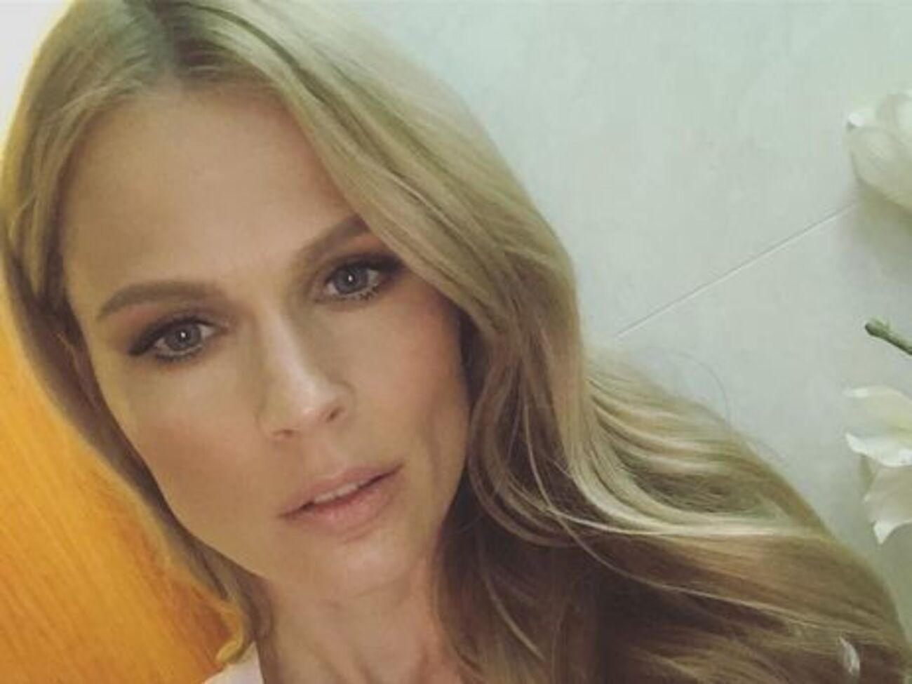 Фреймут позировала с бокалом в руке, в мехах и коже