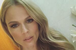 Фреймут позировала с бокалом в руке, в мехах и коже