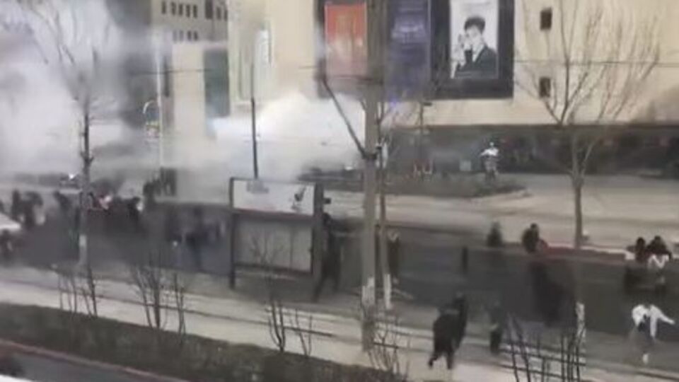 На підземній парковці торгового центру вибухнув автомобіль