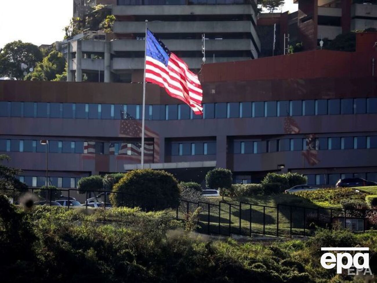 Американці покидають посольство в Каракасі