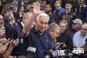 После выхода из суда Стоун заявил, что невиновен и считает обвинения политически мотивированными