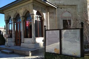 Усипальниця розташована на території мечеті Сулейманіє