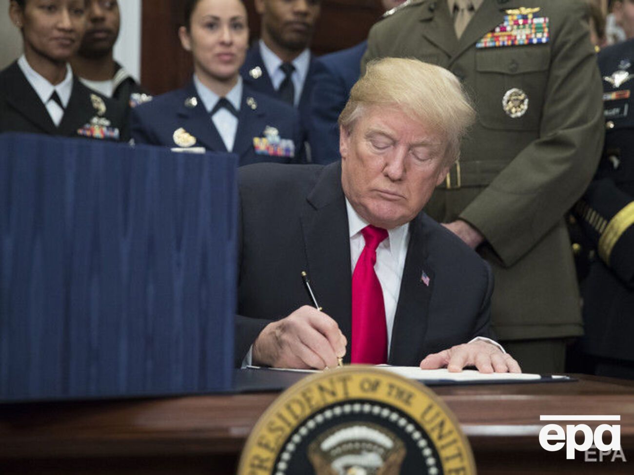 Трамп подписал закон вечером 25 января