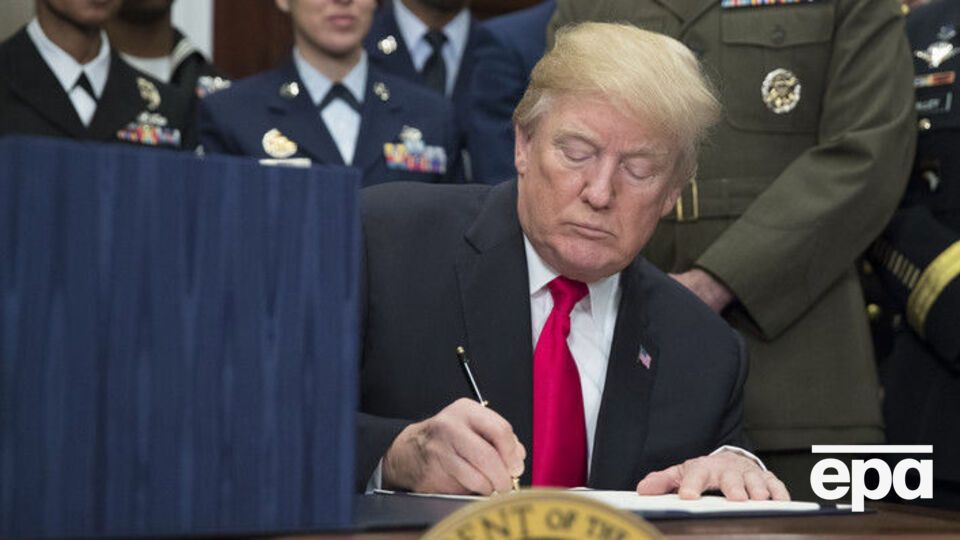 Трамп підписав закон увечері 25 січня