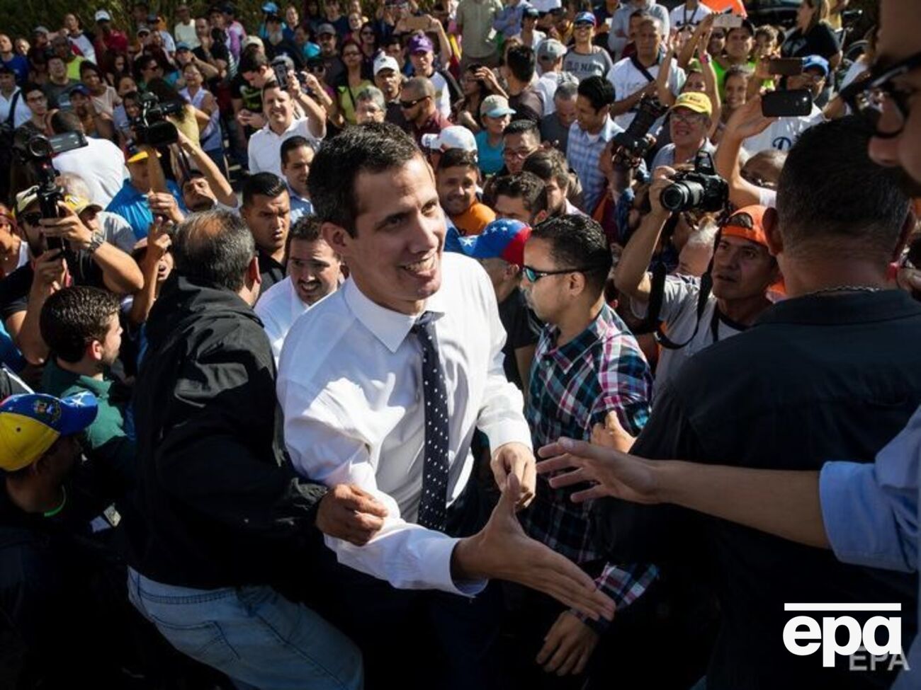 Гуайдо (в центре) считает, что узурпация должна прекратиться