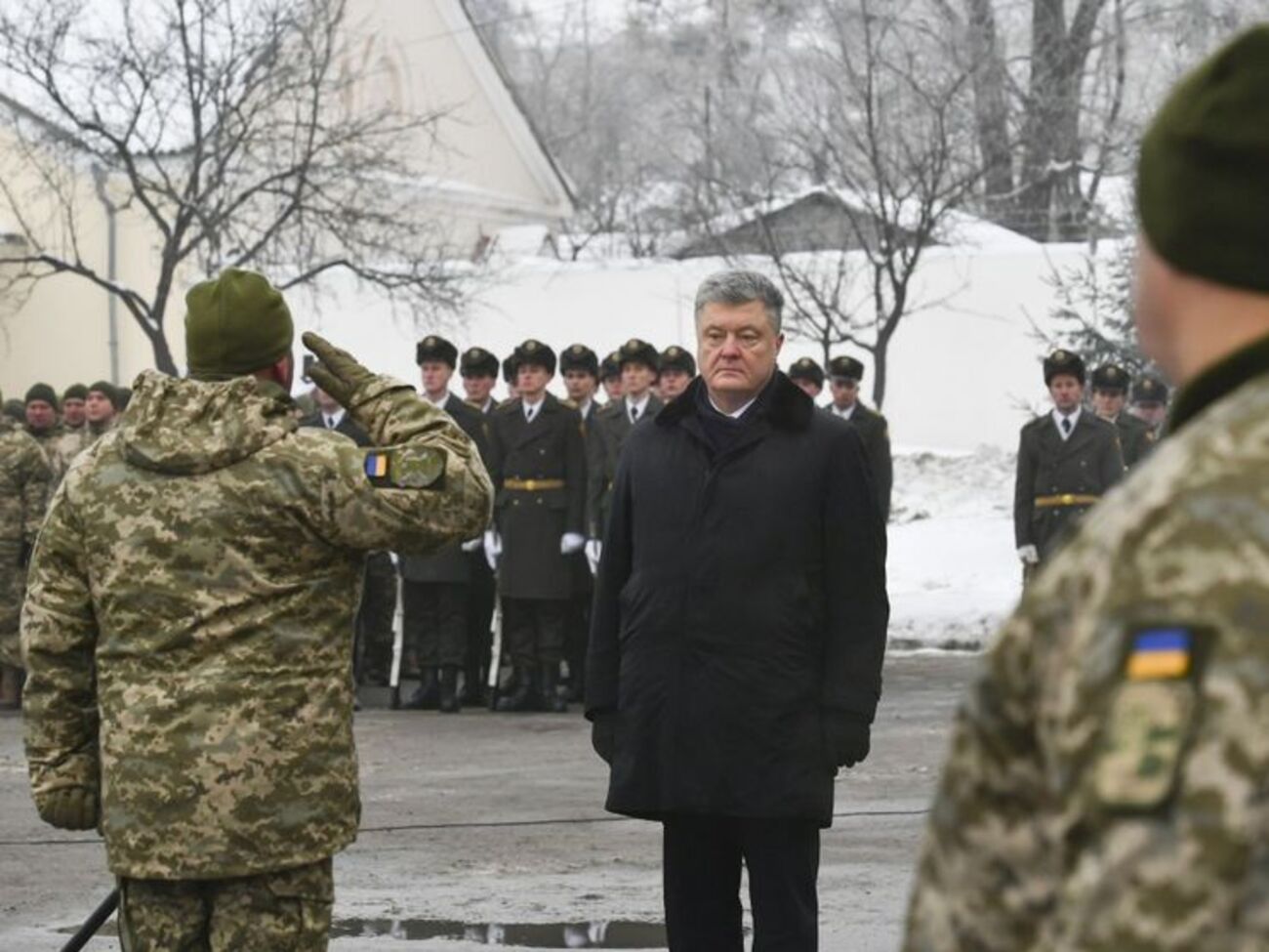 Порошенко вручив військовослужбовцям бригади нагороди