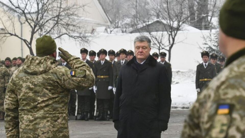Порошенко вручил военнослужащим бригады награды