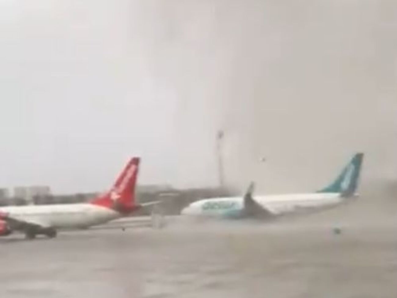 В аэропорту торнадо повредил самолеты
