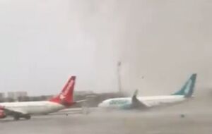 В аэропорту торнадо повредил самолеты