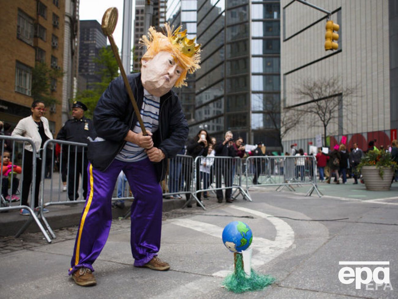 Нелегальных мигрантов обнаружили в гольф-клубе Трампа в Нью-Йорке