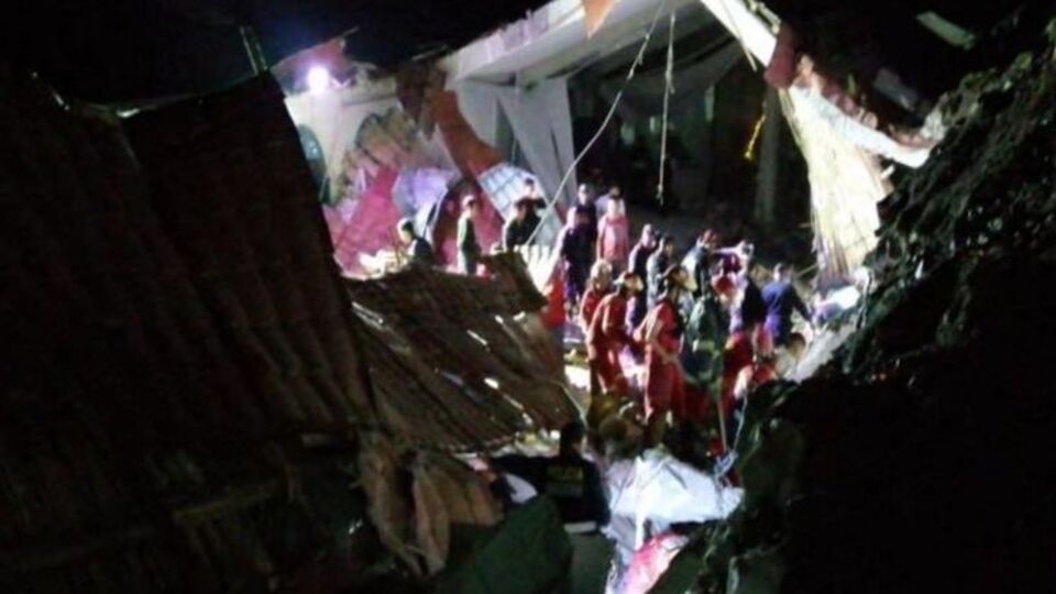 Рятувальники продовжують шукати людей