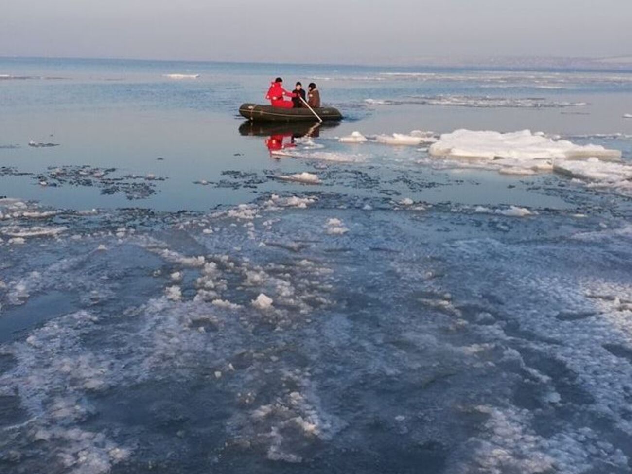 Дітей за допомогою надувного човна доправили на берег