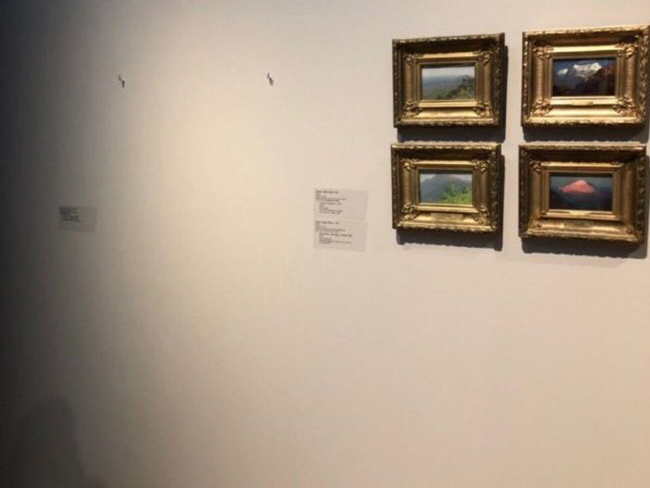 Вор спокойно зашел за колонну, вынул картину из рамки и ушел